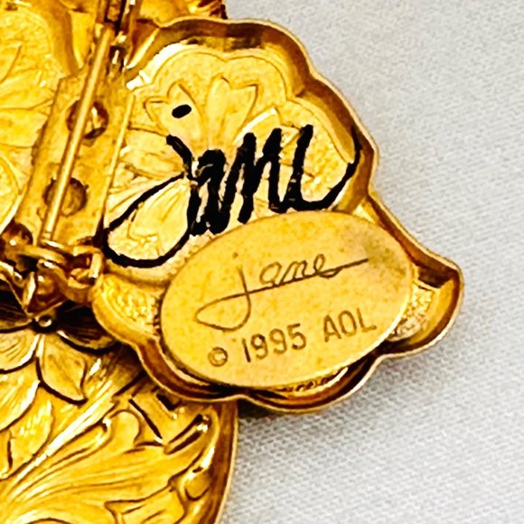 Vintage Angel Brooch w/Beautiful Clear RIvoli Crystal & Faux Pearl - Signed - Picture 7 of 8